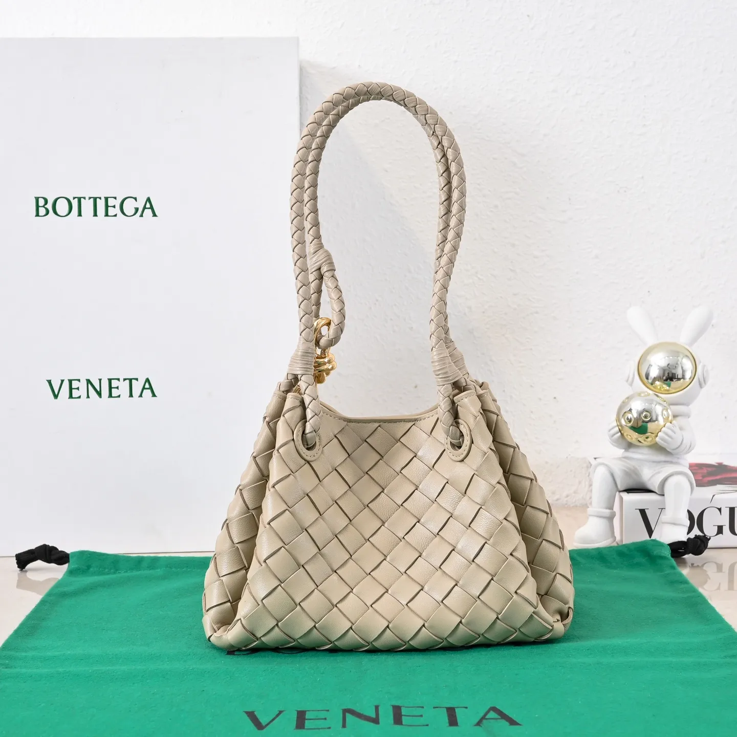 Batch 1760 BV home is new! Andiamo combines Bottega Veneta archives parachute handbags to inherit retro elements and integrate modern trends. The same style as Shu Qi's Beijing Night. It is a continuation of the classic bag. It has three functions: hand carry, shoulder and cross-body. It is embellished with metal brass knot buckles. The capacity of the small one is amazing. It can easily hold sunglasses in a box/small bottle of water/powder powder/charger and other daily necessities when going out. The upper body is versatile. Style number: 6569 Size: 21*17*16.5cm